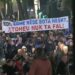 “Edi, edhe nëse bota hesht, Atdheu nuk ta fal!” Banderola në protestën e PD, kërkohet largimi i Ramës dhe Ballukut –