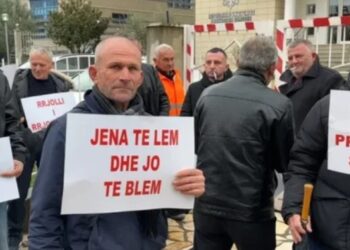 Banorët e Rrjollit protestojnë para Prokurorisë së Shkodrës, kundër grabitjes së pronave për ndërtim resorti –