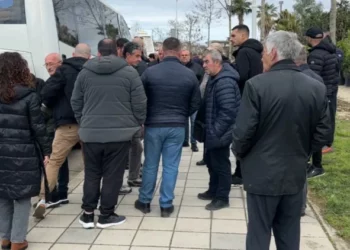 Protestë në Vlorë, qytetarët kundërshtojnë zhvendosjen e stacionit interurban –