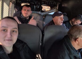 Banorët e Rrjollit bllokojnë punimet për resortin e Bashkim Ualjt, dhjetëra të arrestuar –