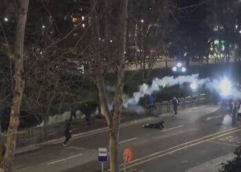 Hidhet molotovë e fishekzjarrë te Kuvendi, momenti kur protestuesi goditet në kokë –