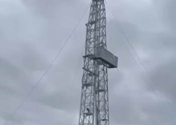 “Dy muaj pa rroga”/ Punonjësja e pastrimit në Kuçovë hipën në majë të kullës dhe tenton të hidhet (Video) –