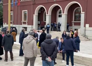 “Nuk na dha asnjë alternativë”/ Banorët e Durrësit të zhgënjyer nga takimi me Ramën: Nuk tërhiqemi –