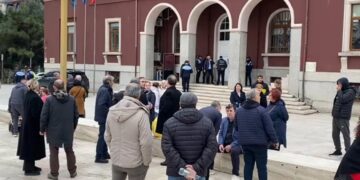 “Nuk na dha asnjë alternativë”/ Banorët e Durrësit të zhgënjyer nga takimi me Ramën: Nuk tërhiqemi –