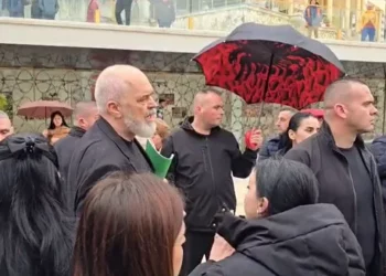 Rama përballet me qytetarë pas daljes nga mbledhja në bashkinë e Durrësit: O hajdut! –