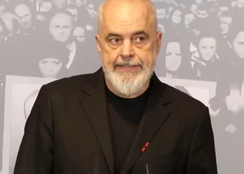 Kur mortja e shtyn qenërinë tek dera e xhamisë… –