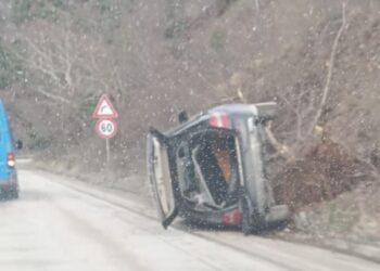 Aksident i rëndë në aksin Librazhd–Elbasan, përmbysen dy automjete –