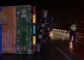 Korçë, shkëputet rimorkio nga kamioni dhe godet një automjet, bllokohet rruga –