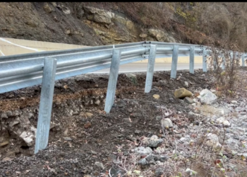 Rrëshqitja e dherave bllokon rrugën Maliq–Lozhan–Strelcë, paralizohet qarkullimi –