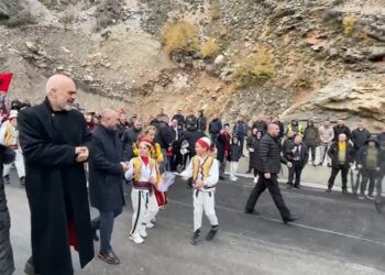 Reshjet zbuluan propagandën e qeverisë, rrugët e reja u shembën me dy pika shiu –