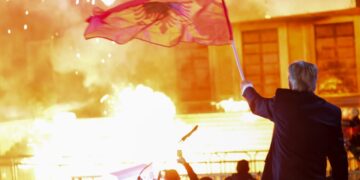 PD publikon pamje nga përshkallëzimi i protestës (FOTO)