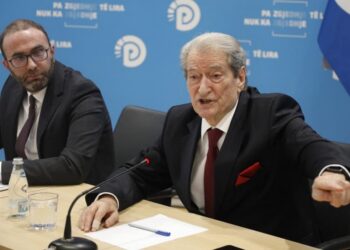 Rama po sillet si lopë e çmendur, kërkon të korruptojë gjykatësit kushtetues për të mbrojtur veten –