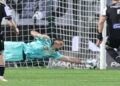 (VIDEO) Strakosha pret penalltinë ndaj PAOK-ut, mban AEK-un në krye të Superligës greke –