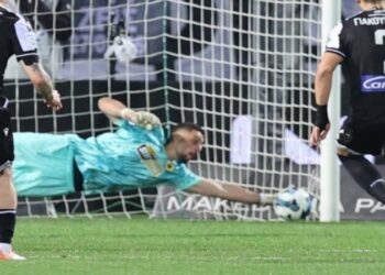 (VIDEO) Strakosha pret penalltinë ndaj PAOK-ut, mban AEK-un në krye të Superligës greke –