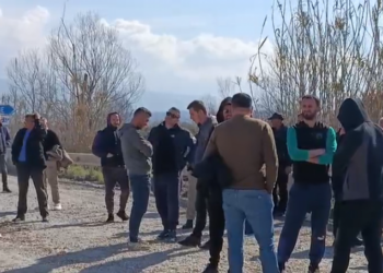 ‘Na shtroni 500 metra rrugë’, banorët, bllokojnë nënkalimin e autostradës Thumanë–Kashar –