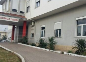 Makina përplaset me motorin në Tiranë! Plagosen dy të rinj, njëri në gjendje të rëndë –