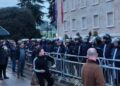 Policia blindon me kangjella Kryeministrinë, protestuesi gjuan drejt godinës –