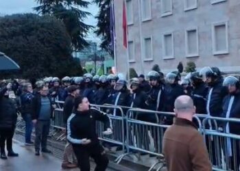Policia blindon me kangjella Kryeministrinë, protestuesi gjuan drejt godinës –