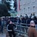 Policia blindon me kangjella Kryeministrinë, protestuesi gjuan drejt godinës –