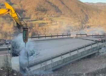 U dëmtua nga rrëshqitja e tokës dhe bllokoi rrugën, shembet ura në Dragostunjë –