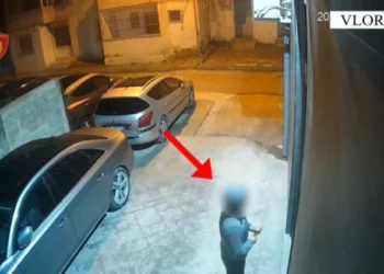 Vodhi shuma parash në dy minimarkete, arrestohet 33-vjeçari në Vlorë –