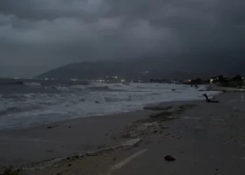 Deti ngrihet mbi 1.5 metra në Orikum për shkak të baticës, përmbyten banesa dhe biznese –