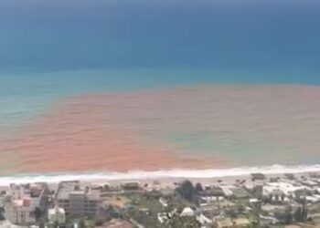 Deti në Dhërmi ngjyroset në kafe, ja cili është shkaku –