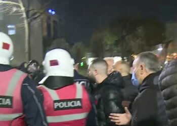 Sali Berisha largohet mes tensioneve, gazi lotsjellës e detyron të tërhiqet drejt shtëpisë –