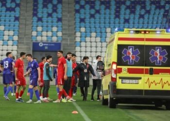 Trajneri i Turqisë dërgohet me urgjencë në spital pas incidentit në fushë –