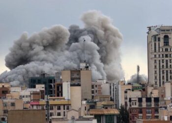 Në zjarr konsullata amerikane në Dubai, u godit nga një dron iranian –