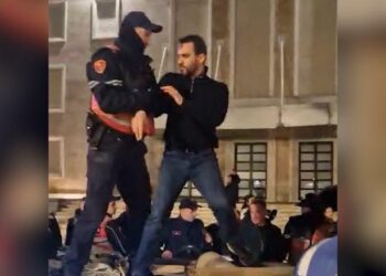 “Edi Rama, o hajdut”, përplasje mes efektivëve dhe mbështetësve të Lapajt te kryeministria –