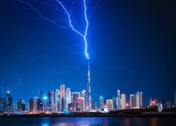 Rrufeja godet Burj Khalifan, stuhitë e forta përfshijnë Dubain –