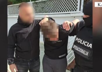 “I forti” i Kavajës godet me dorezën e pistoletës pronarin e lokalit, policia e ndjek me makinë –