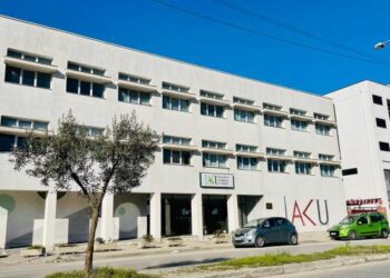 Drejtori i AKU në Durrës del jashtë kontrollit, shkatërron zyrën dhe kërcënoi punonjësit –