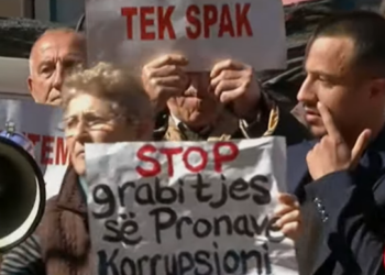 “Duart larg nga prona ime”/ Banorët e Rrjollit protestë para SPAK-ut –