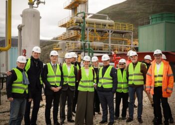 Ambasadorët e Holandës dhe SHBA-së vizitojnë vendburimin e gazit në Delvinë –