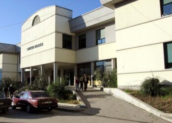 Konflikt në Durrës/ Burri plagos me thikë në këmbë të riun, shpallet në kërkim –