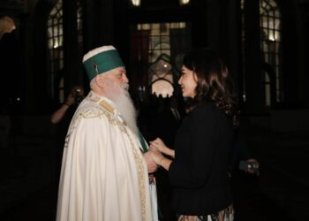 “Ka një agim për çdo natë të errët”, Spiropali takon Baba Mondin, jep mesazhin e nënkuptuar –