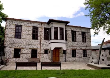 Sot 7 Marsi, Mirënjohje dhe respekt për arsimtarët! Si lindi festa e mësuesit dhe historia e saj –