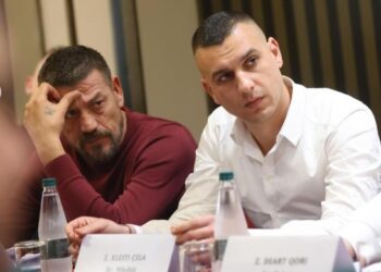 U ndihmua nga tre persona –