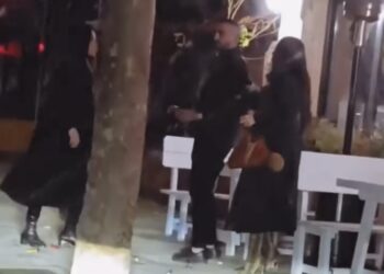 Sherr në mes të rrugës për një djalë! Vajzat kapen prej flokësh, ndërhyn i dashuri për t’i ndarë –