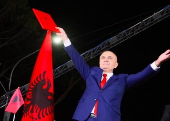 Kur bien institucionet, ngrihet populli –