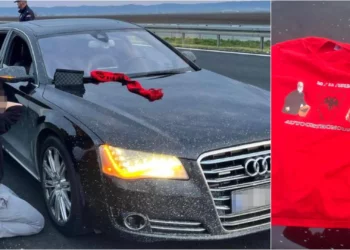 Çmendet milicia e Vuçiqit, arrestohen 4 të rinj nga Shqipëria për flamurin në makinë –