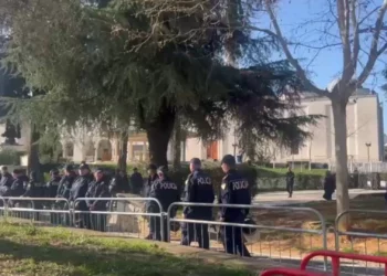 Kuvend dhe protestë në orën 10:00, “blindohet” Parlamenti, pritet seancë e tensionuar –