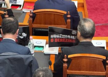 Opozita me pankarta në sallë, jashtë protestë, mazhoranca pritet të rrëzojë kërkesën e SPAK –