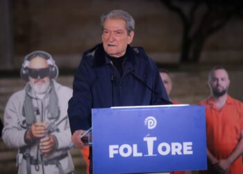 Revolta do rrëzojë diktaturën e drogës, Parlamenti i vdekur –