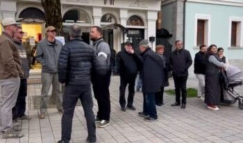 “Po na shkatërrohet biznesi”, Korçë, dhjetëra qytetarë në protestë –