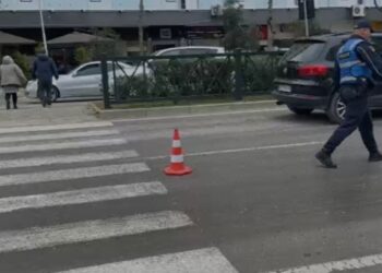 Aksident i rëndë në Vlorë, makina përplas 57-vjeçaren në vijat e bardha –