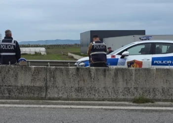 Lushnje/ Makina përplas 43-vjeçarin që lëvizte me biçikletë, transportohet me urgjencë në spital –