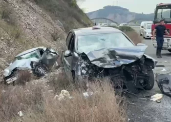 Dy makina përplasen pranë Urës së Zogut, 4 të lënduar transportohen me urgjencë –